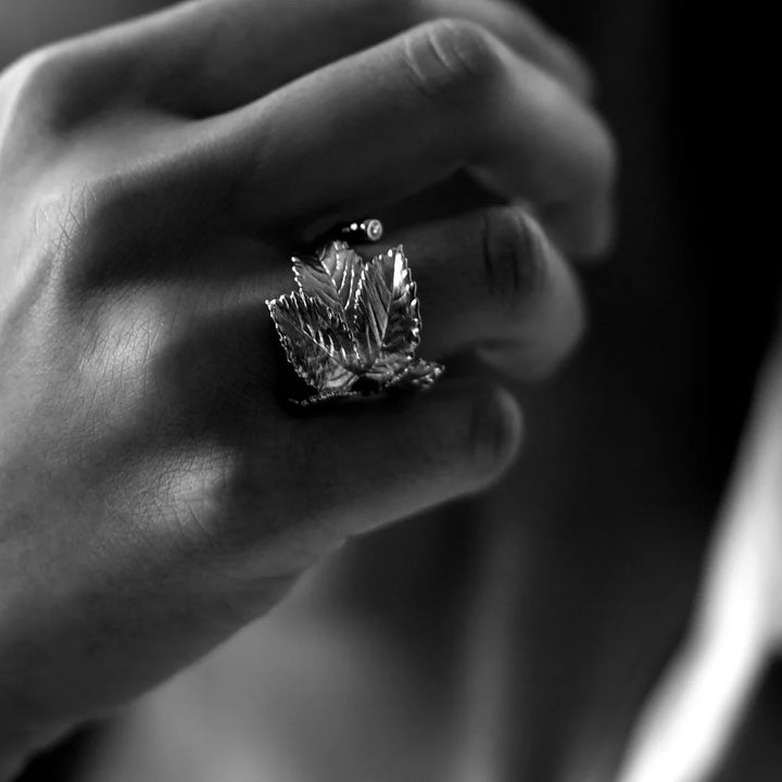 Flora Danica Rosenblad Statement Ring – zilveren ring met diamant – productafbeelding 2