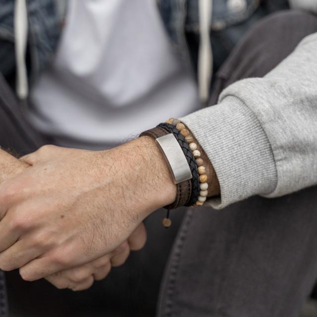 Son of Noa herenarmband zwart gevlochten leer verschijnt om de pols, moderne en mannelijke uitstraling. Model 809700891-001