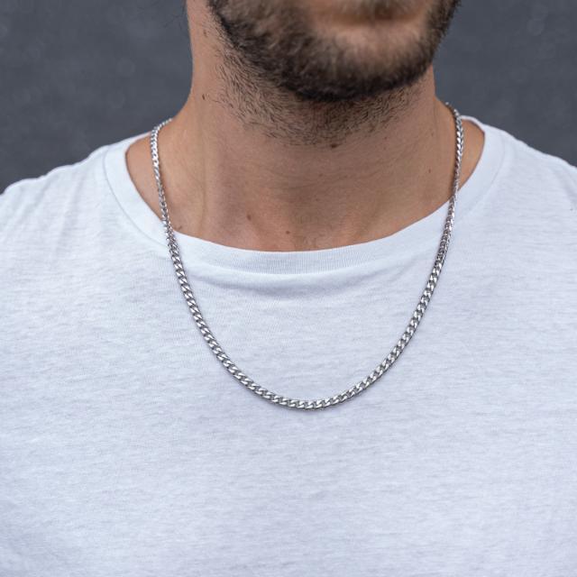 Zoon van Noa herenketting in zilverkleurig staal, klassieke ketting, gedragen door man in wit t-shirt. Modelnummer 80931002760.