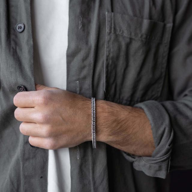 Son of Noa herenarmband in staal wordt weergegeven op de hand van een man, discreet en stijlvol ontwerp. Modelnummer 80930082721