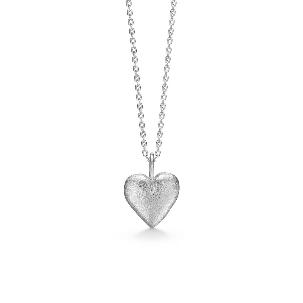 Studio Z geliefde zilveren ketting met. Heart Hanger toont een zilveren ketting met matte hartjes hanger. Model 7120866-1