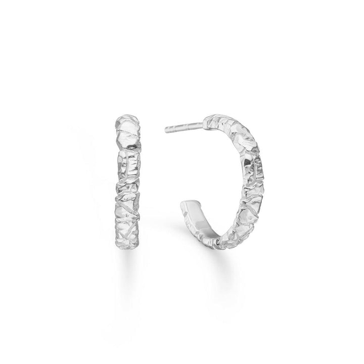 Studio Z Bigger Elemet zilveren oorbellen in gehamerde stijl op witte achtergrond. Model 7110802-7110802-1