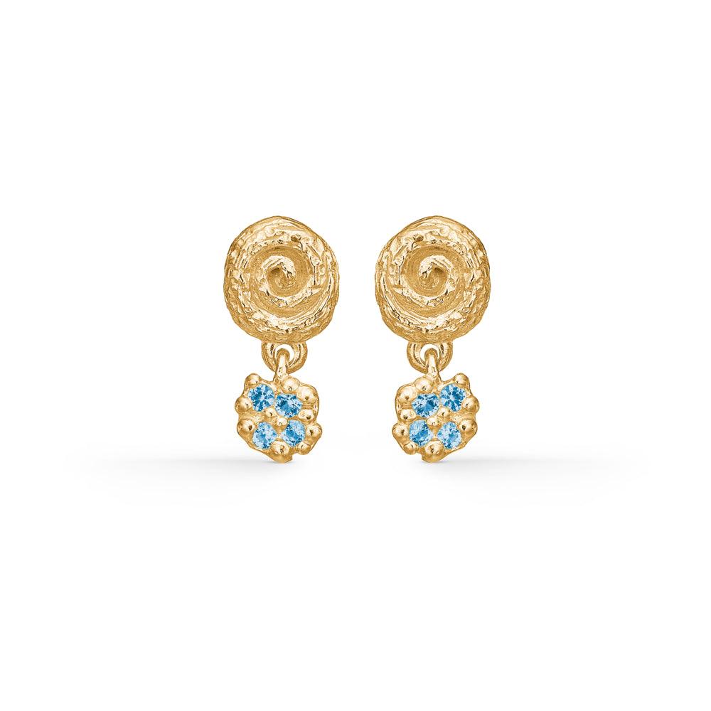 STUDIO Z cluster oorbellen met blauwe zirkonia toont een set gouden oorbellen met blauwe stenen, Model 7217842-1.