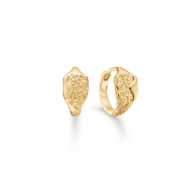 Studio Z Edge vergulde creolen met een uniek, ruw oppervlak in goudkleurig metaal. Model 7210891.