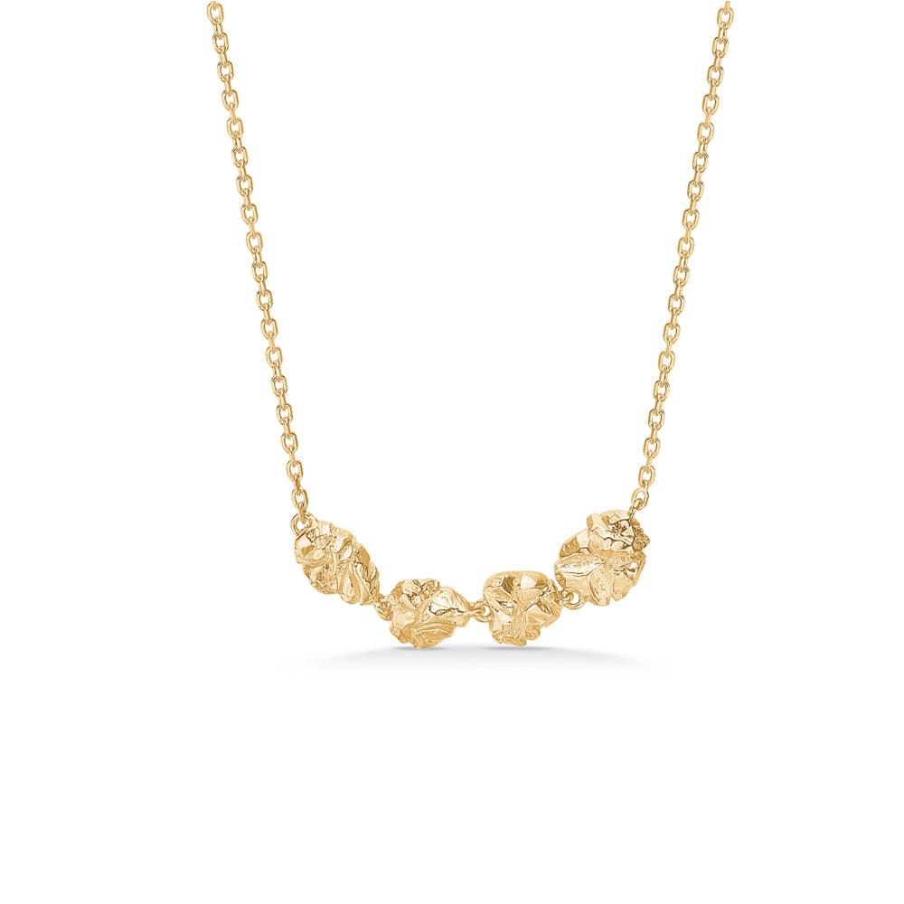 Studio Z Element ketting op eenvoudige achtergrond, vergulde ketting met rustieke, organische details. Modelnummer 7220854.