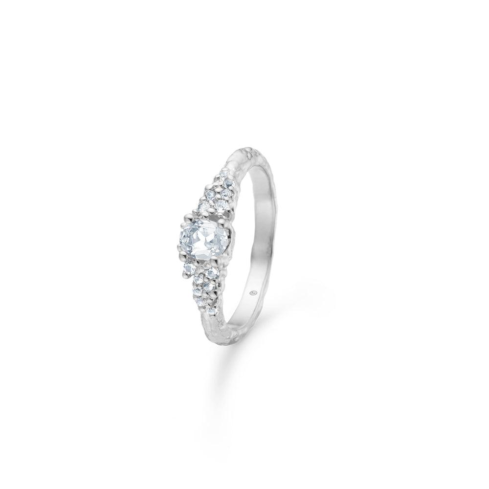 Zilveren ring van Studio Z Fragments met zirkonia, fonkelende stenen en gestructureerd oppervlak. Model 7147864-001
