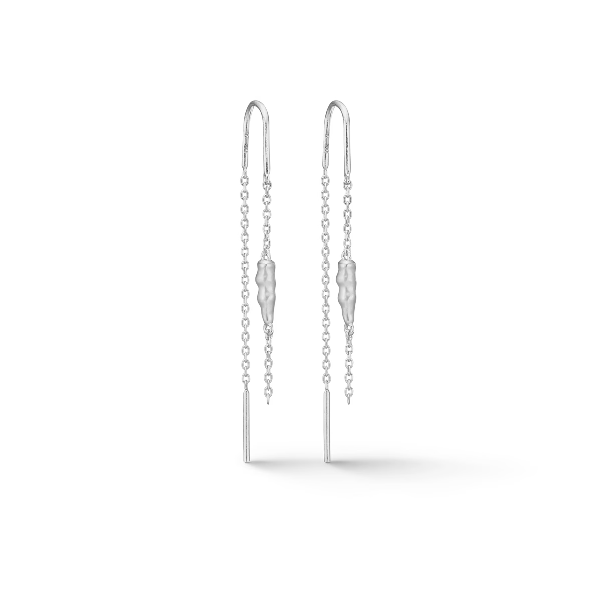 studio-z-icicle-earrings-in-solv toont lange, elegante zilveren oorbellen met ijspegelhangers. Model 7100937-1