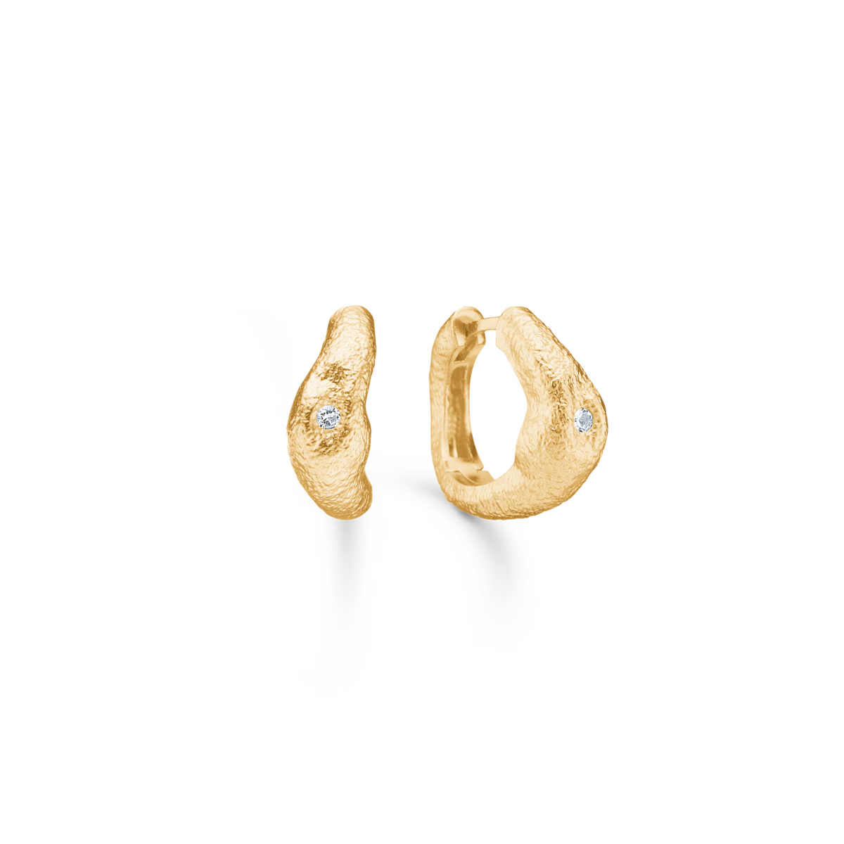 Studio Z Lumi Creol in verguld zilver met gestructureerd oppervlak en kleine heldere steen, model 7217940-1.