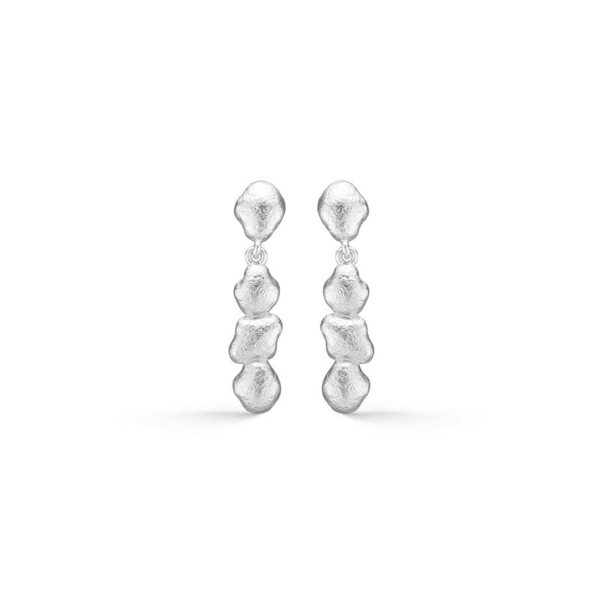 Studio Z Lumi oorbellen in zilver, organische vormen, elegant design op een zwarte achtergrond. Model 7110940