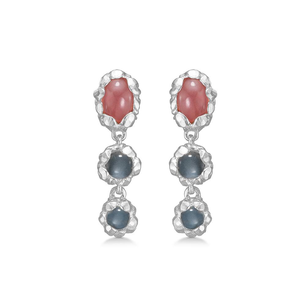 Studio Z Magma Oorbellen met zilveren frame, rode steen aan de bovenkant en twee grijze stenen, Model 7117834-1.