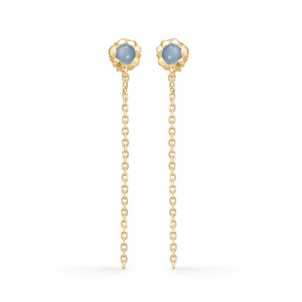 Studio Z Magma Earrings met blauwe zirkonia toont elegante oorbellen in goud met blauwe stenen en lange kettingen. Model 7217868-1