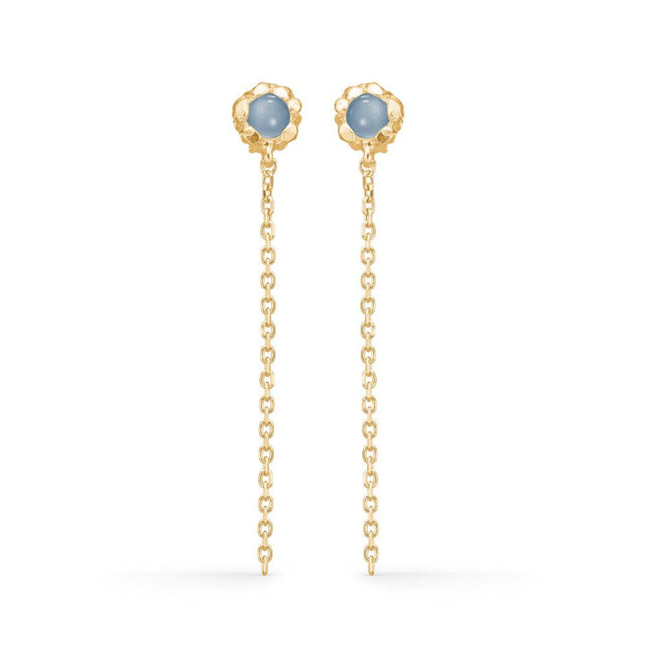 Studio Z Magma Earrings met blauwe zirkonia toont elegante oorbellen in goud met blauwe stenen en lange kettingen. Model 7217868-1