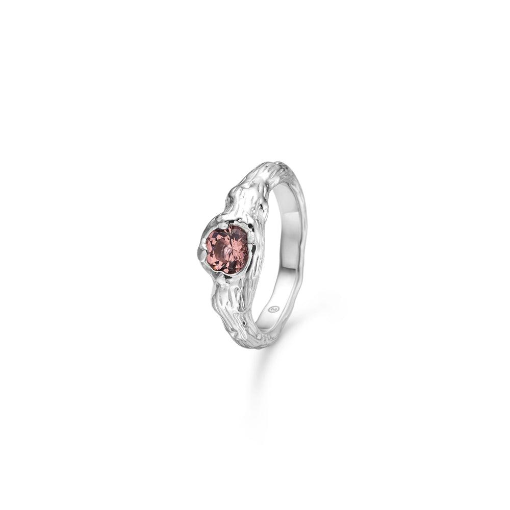 Studio Z Rosy Forest Ring Zilver met een roze steen, organische structuur en glanzende afwerking. Model 7147822-001-1