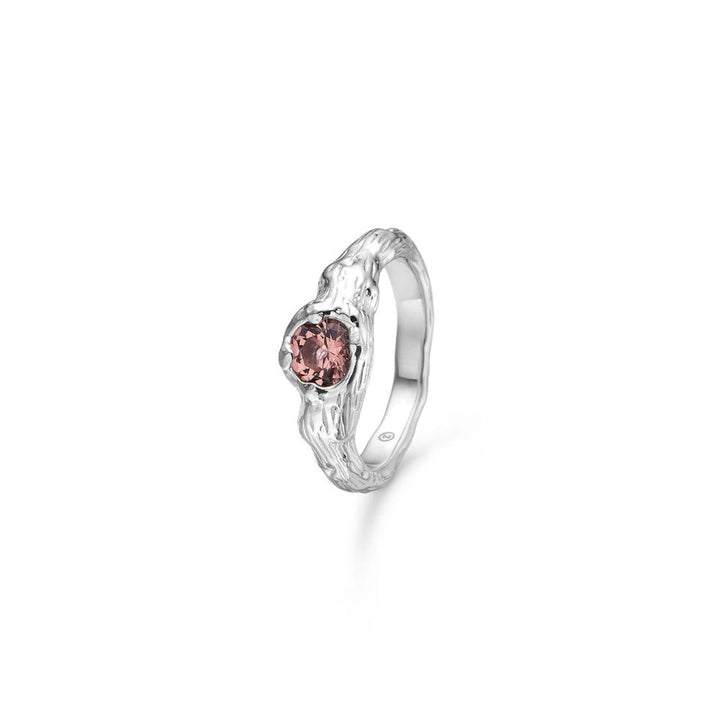 Studio Z Rosy Forest Ring Zilver met een roze steen, organische structuur en glanzende afwerking. Model 7147822-001-1