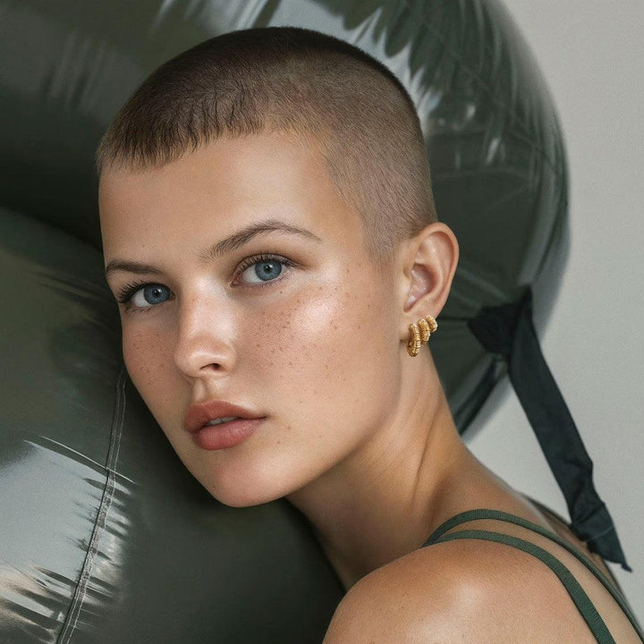 Studio Z Seashell Secrets vergulde oorbellen afgebeeld op model met kort haar, goudkleur, model 7210906-2