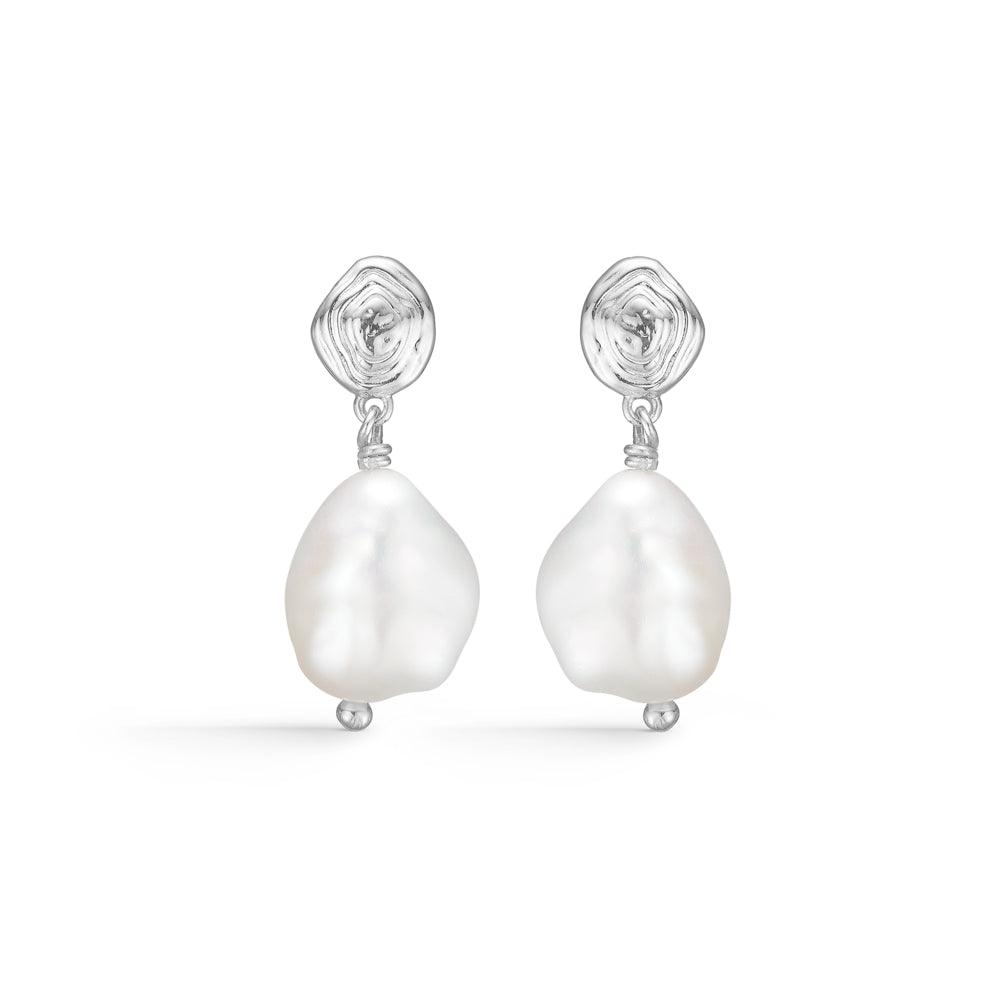 Studio Z Shell Earrings toont een paar elegante zilveren oorbellen met witte barokparels. Model 7113834-1