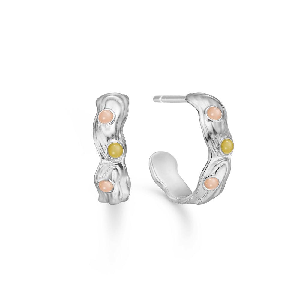 Studio Z Shell Silver Hoops with Zirconia toont zilveren hoops met een golvende vorm en gekleurde zirkonia. Modelnummer 7117849.