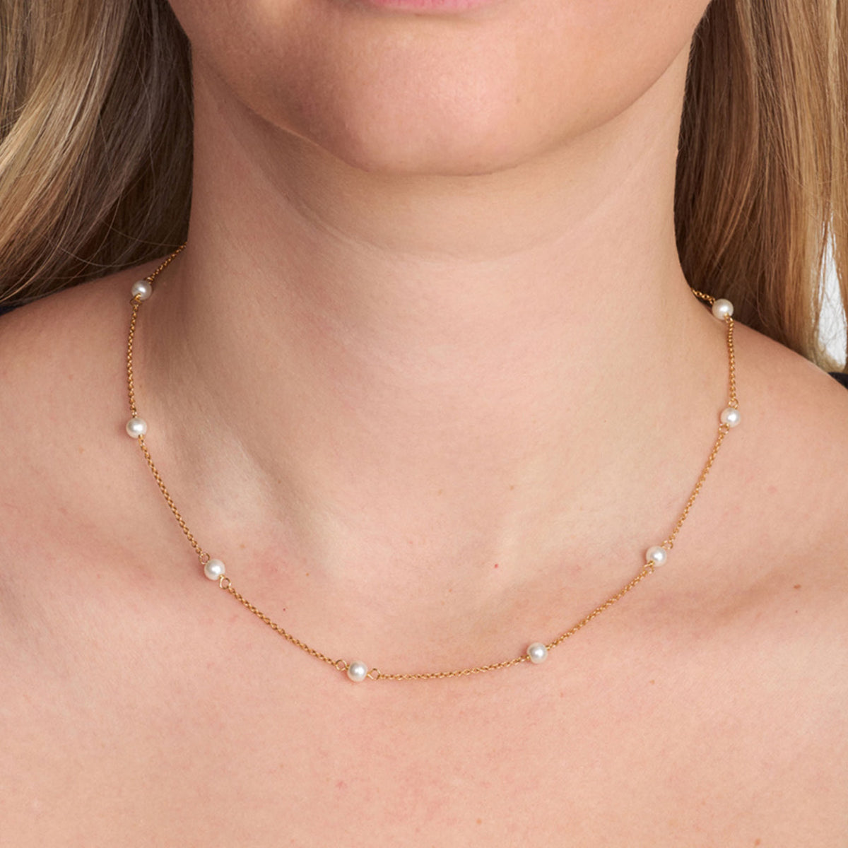 Studio Z Shore vergulde ketting met parels op de hals, elegant en eenvoudig. Model 7223344-1.