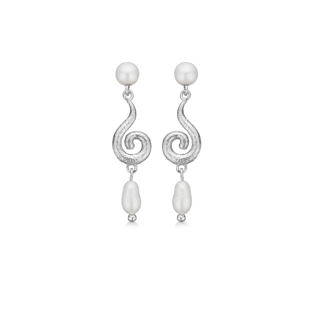 Studio Z Solv Curiosity Earrings toont elegante zilveren oorbellen met gedraaid design en witte parels. Model 7113870