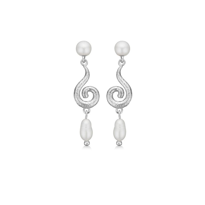 Studio Z Solv Curiosity Earrings toont elegante zilveren oorbellen met gedraaid design en witte parels. Model 7113870