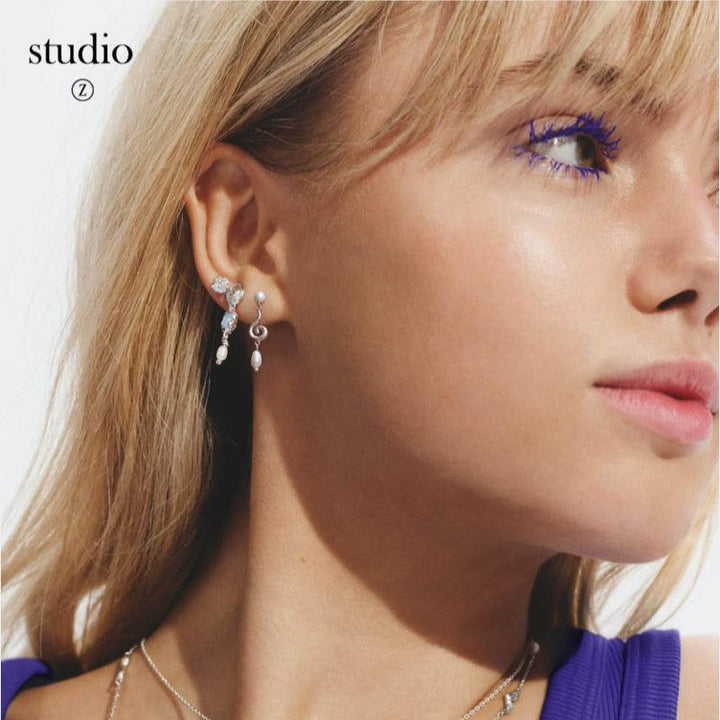 studio-z-solv-curiosity oorhanger afgebeeld op model met parels en zilveren details, Model7113870-2