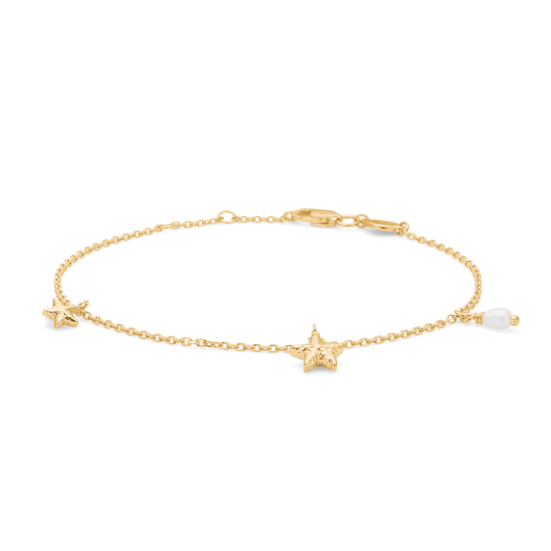 Studio Z Starfish Lustre vergulde zeesterarmband met twee zeesterren en een witte parel aan een dunne ketting. Model 7253903-1