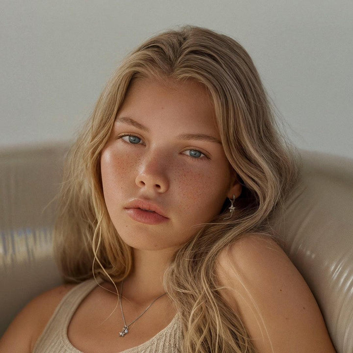 studio-z-starfish-lustre-solv-creole-with-sostar afgebeeld op model met lichte huid en lang licht haar, model 7110903-2