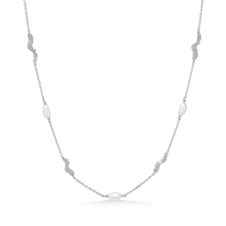 Studio Z Tangled ketting met zilveren ketting, witte zoetwaterparels en gebogen details, model 7123825-1.
