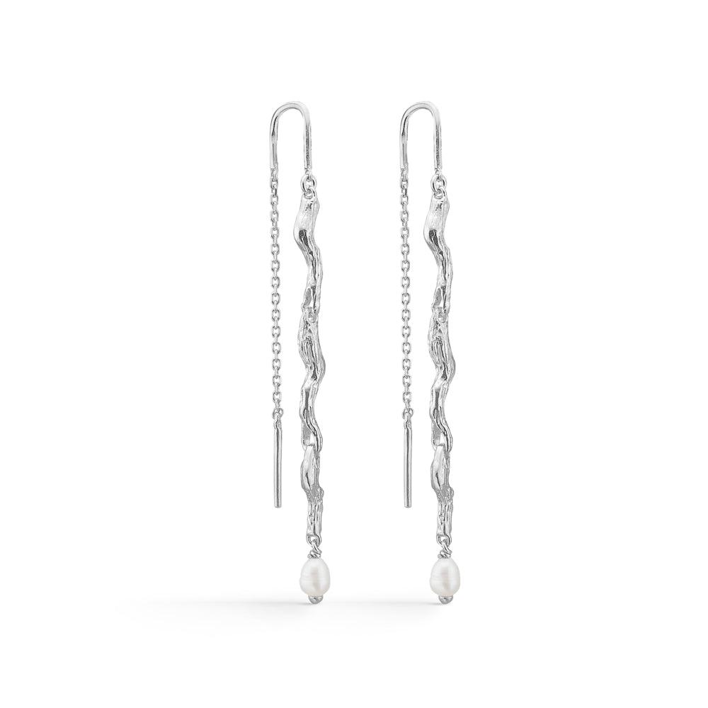 studio-z-tangled-orehaenger-solv-m-pearls toont lange zilveren oorbellen met gedraaid design en witte parels. Model 7103826-1