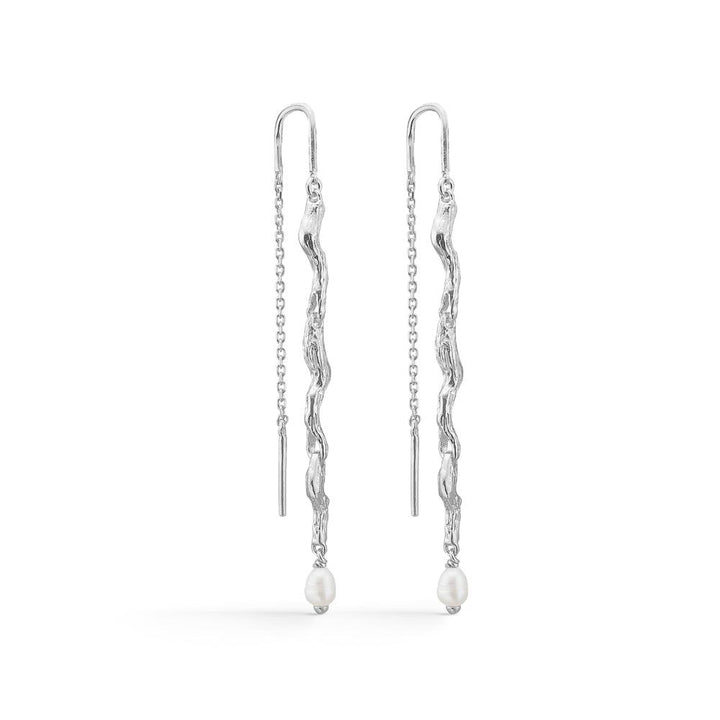 studio-z-tangled-orehaenger-solv-m-pearls toont lange zilveren oorbellen met gedraaid design en witte parels. Model 7103826-1