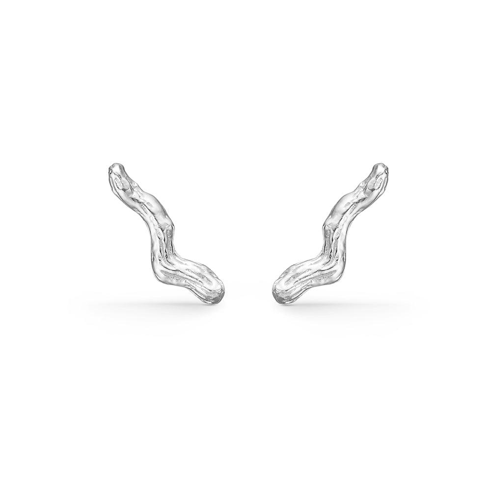 Tangled Orestik, zilverkleurige organische oorbellen in een unieke vorm op een witte achtergrond. Model 7110814.
