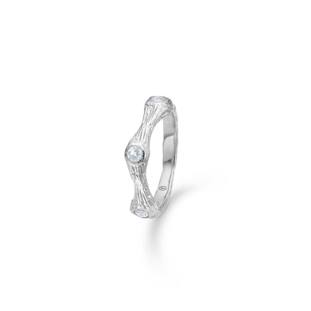 Studio Z Tangled Ring met getextureerd zilver en gezette stenen op een witte achtergrond. Model 7147814-001.