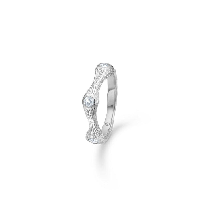Studio Z Tangled Ring met getextureerd zilver en gezette stenen op een witte achtergrond. Model 7147814-001.