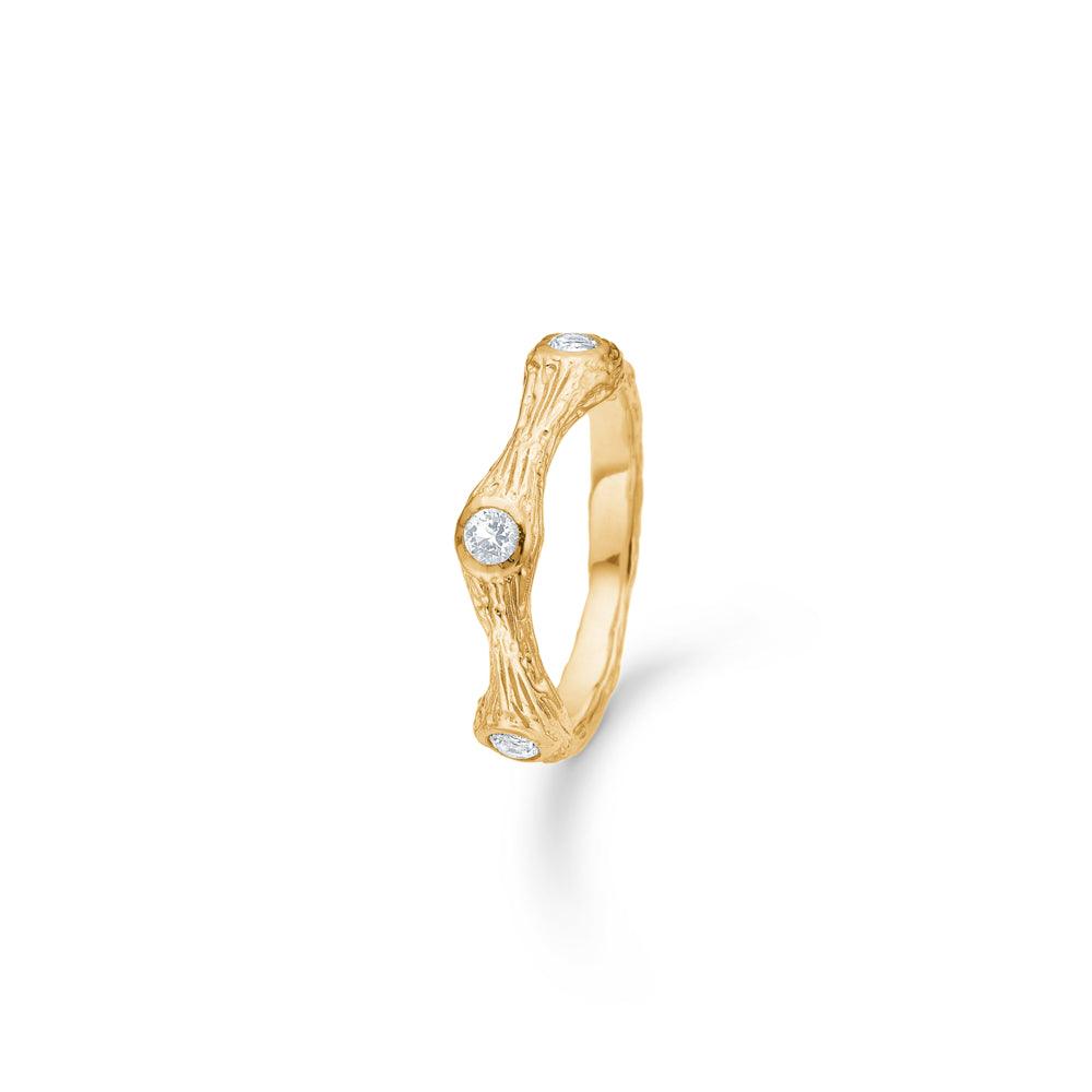 Studio Z Tangled Ring toont een elegante gouden ring met een gestructureerd oppervlak en gezette diamanten. Model 7247814-7247814-001-1