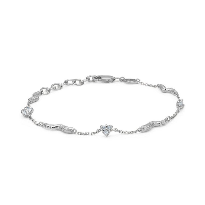 Studio Z Tangled Silver Bracelet met Zirkonia toont een elegante zilveren armband met heldere stenen, Model 7157845-1.
