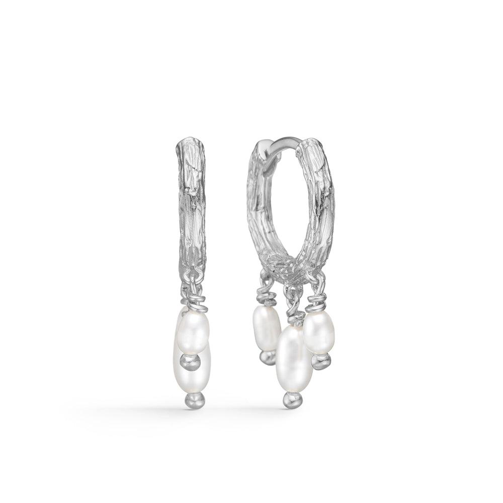 Studio Z Twine Silver Creole with Pearls toont een paar zilveren creolen met hangende witte zoetwaterparels. Model 7113854-1