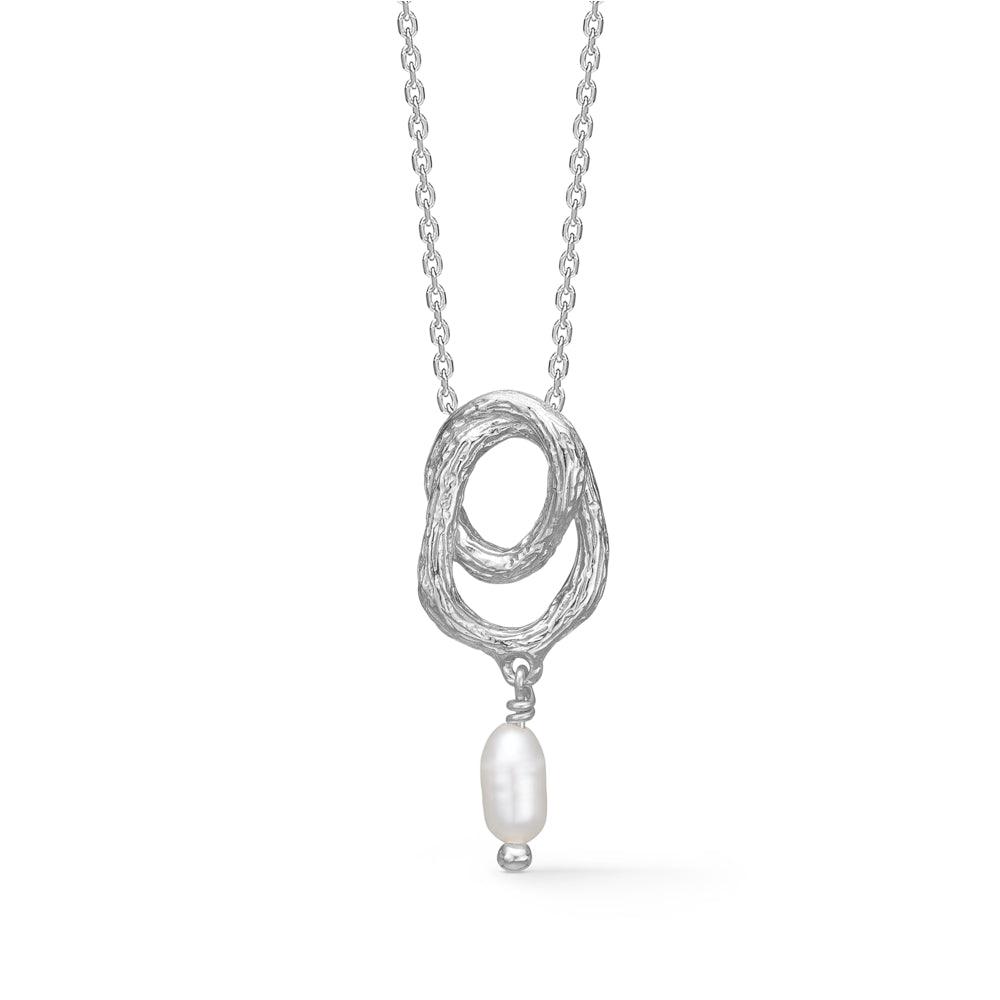 Studio Z Twine zilveren ketting met parel toont een organisch gevormde zilveren hanger met een enkele witte parel, model 7123853-1.