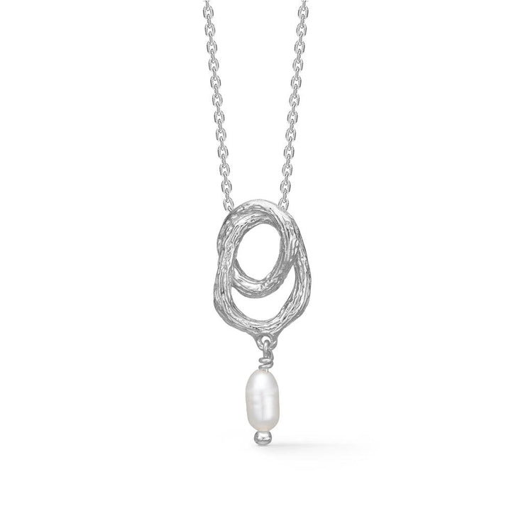 Studio Z Twine zilveren ketting met parel toont een organisch gevormde zilveren hanger met een enkele witte parel, model 7123853-1.