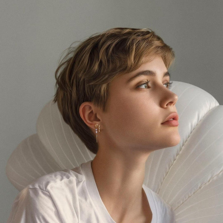 studio-z-urchin-elegance-vergulde-parel-oorbellen afgebeeld op model, gouden kleuren en elegant ontwerp, model 7217920-2