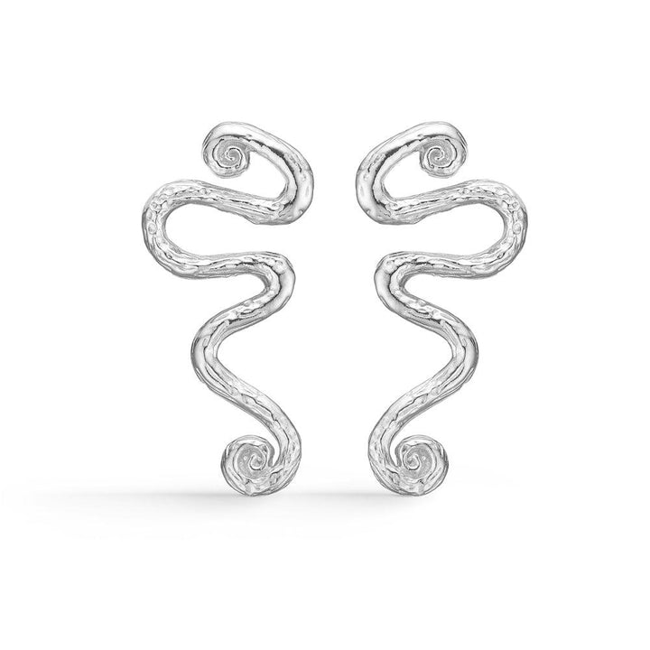 studio z-wave oorbellen in zilver met gedraaide organische vorm, detailweergave van textuur. Model 7110846-1