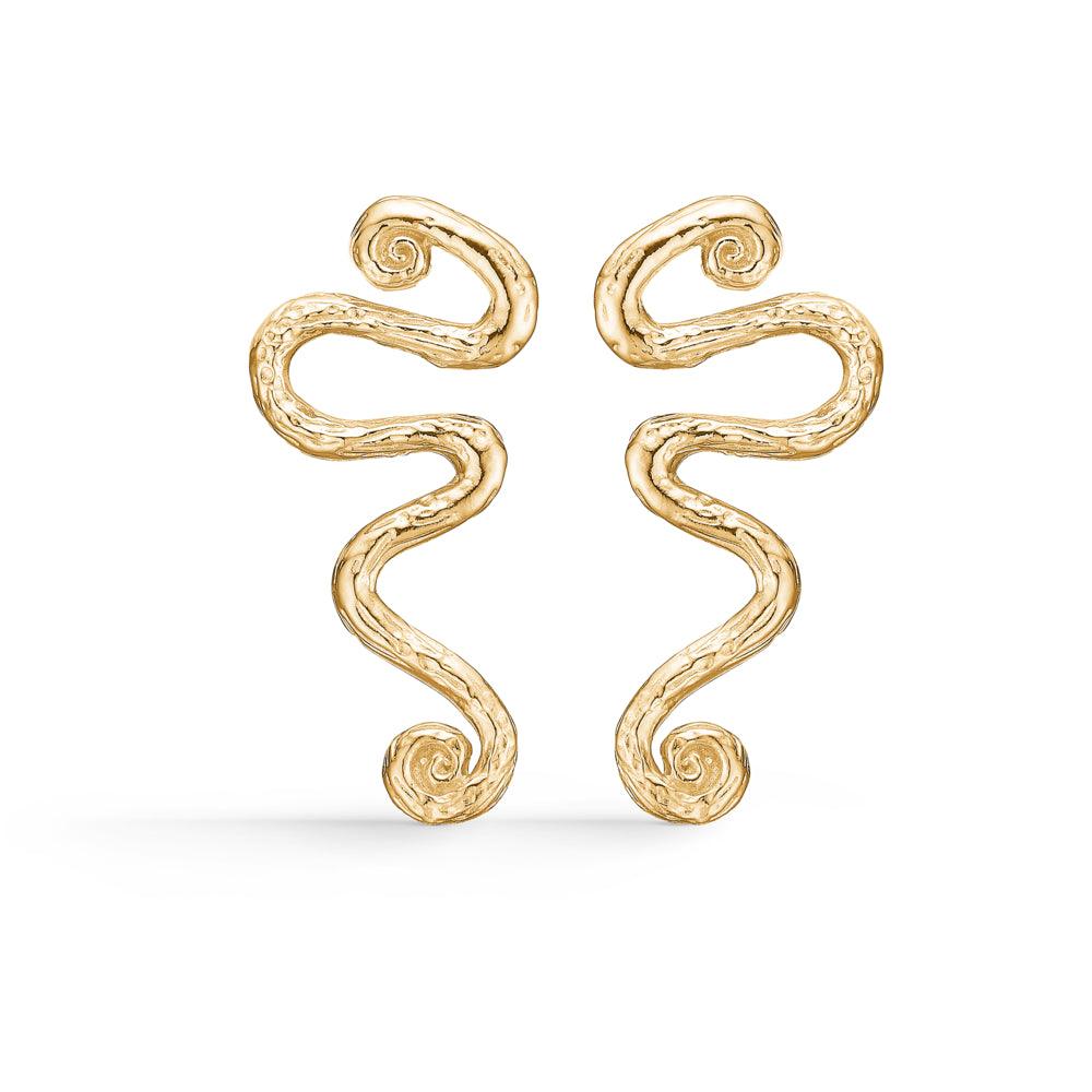 Studio Z Wave Earrings, gedraaide gouden oorbellen met een gehamerde afwerking, afgebeeld tegen een witte achtergrond. Model 7210846-1