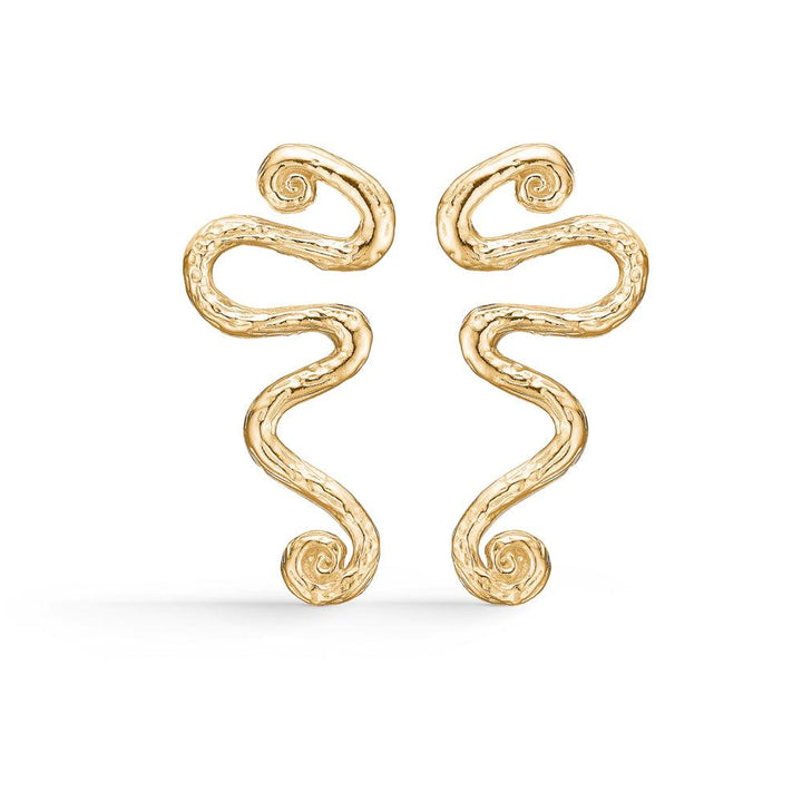 Studio Z Wave Earrings, gedraaide gouden oorbellen met een gehamerde afwerking, afgebeeld tegen een witte achtergrond. Model 7210846-1