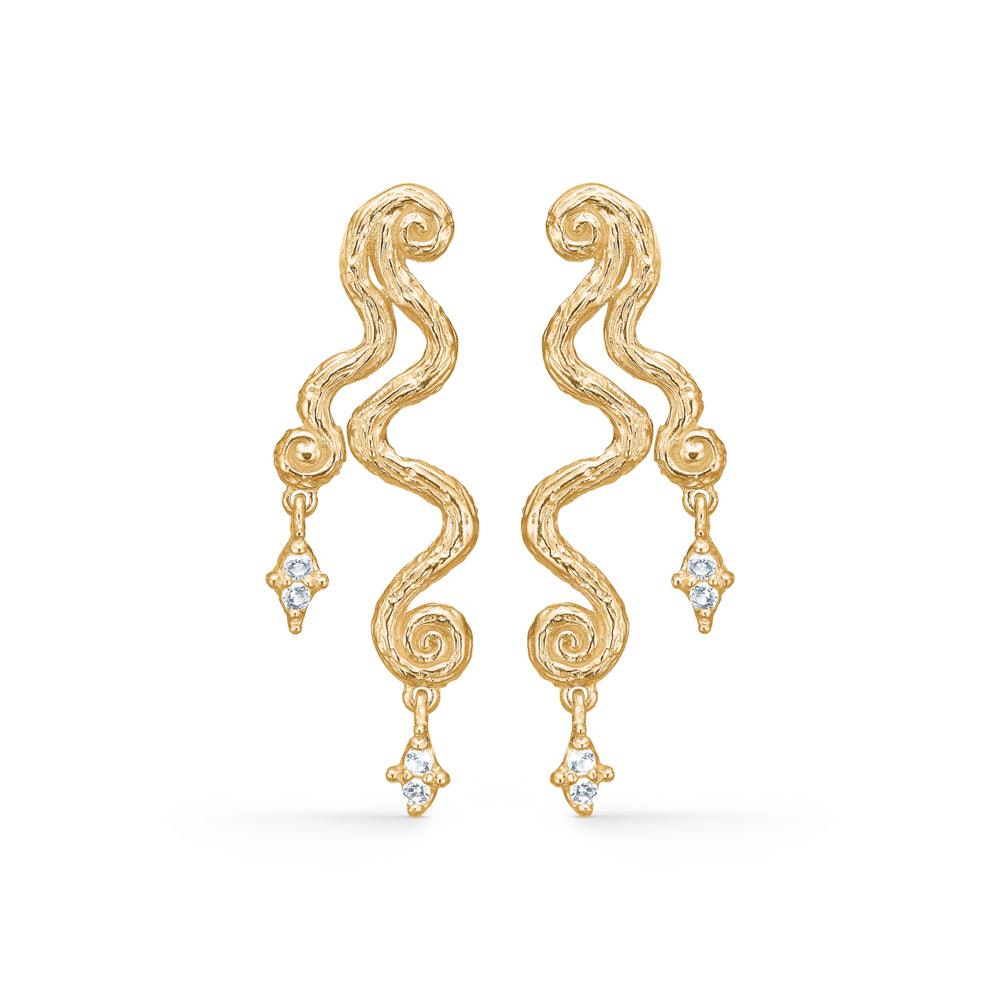 Studio Z Wave oorbellen met zirkonia in een gouden look met unieke ingewikkelde vormen en heldere stenen. Model 7217856-1.