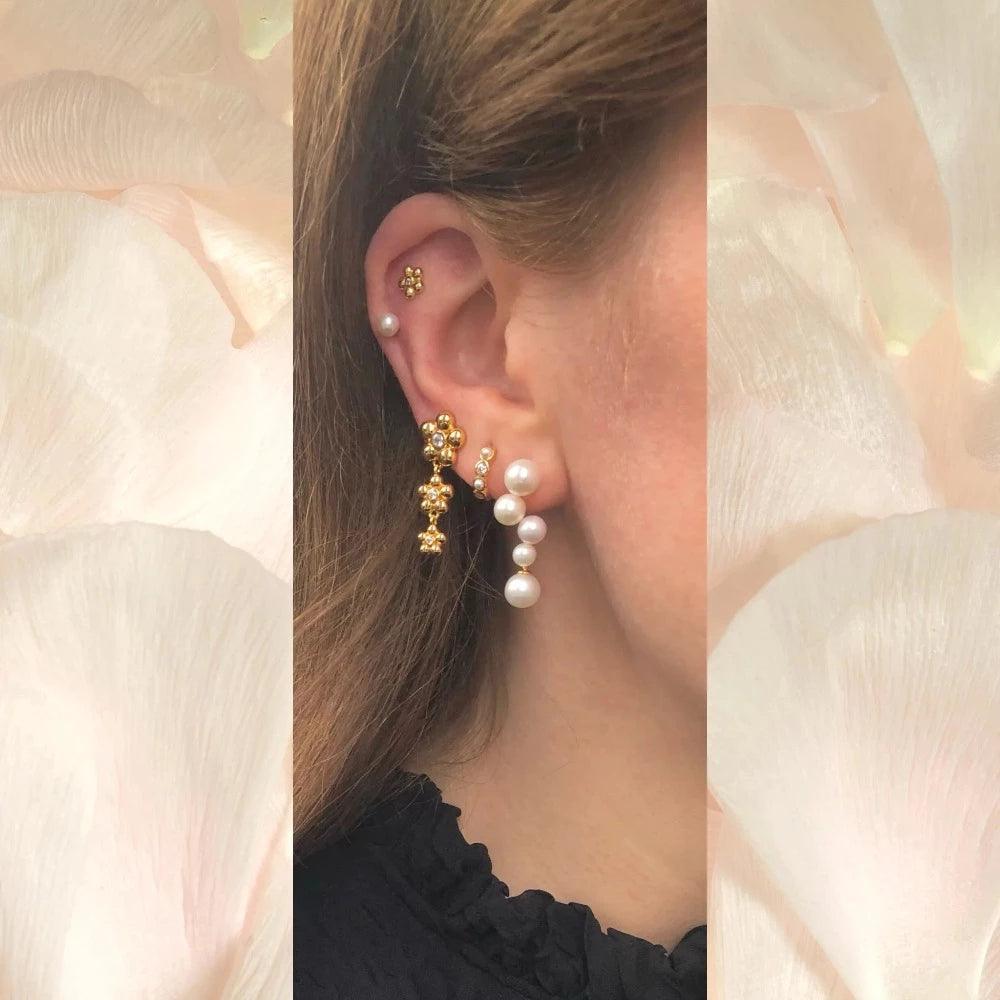 The Earring Shop Ellie Huggie Pearl/White - Øreringe - FW2308