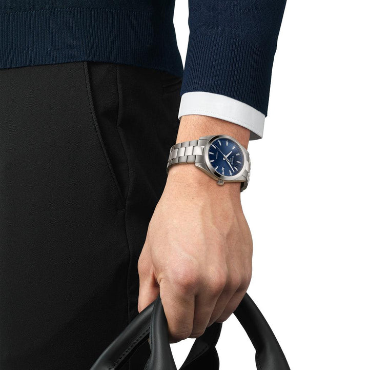 Tissot Gentleman Titanium T1274104404100 om een pols, zilverkleurig horloge met blauwe wijzerplaat, model T1274104404100.