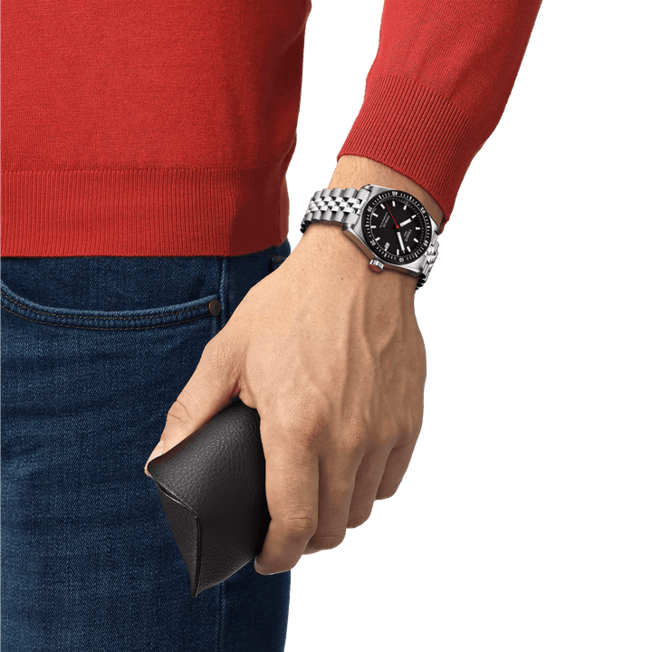 Tissot PR516 Powermatic 80 met zwarte wijzerplaat gedragen om de pols, stalen schakel, model T1494071105100