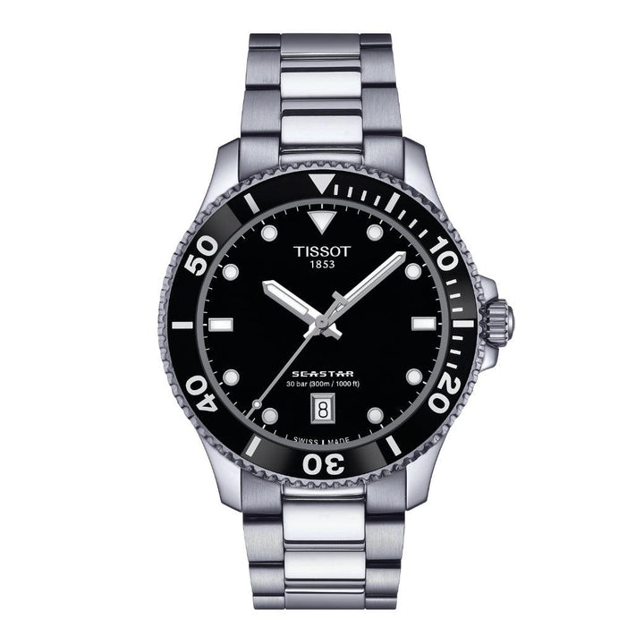 Tissot Seastar 1000 40 mm toont een zilveren polshorloge met zwarte wijzerplaat en opvallende witte markeringen, model T1204101105100.