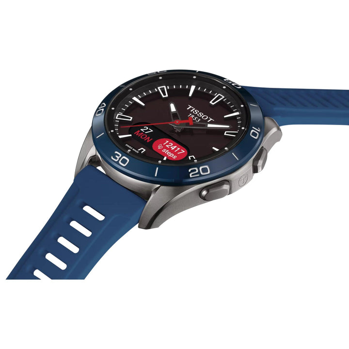 Tissot T-Touch Connect Sport met blauwe wijzerplaat en rubberen band, detail van slim sporthorloge. ModelT1534204705101
