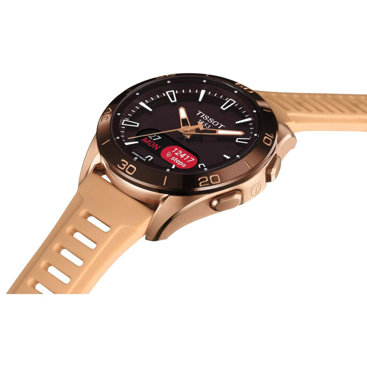 De Tissot T-Touch Connect Sport Rose Gold PVD wordt weergegeven met een zwarte wijzerplaat en een beige siliconen band. ModelT1534204705105.