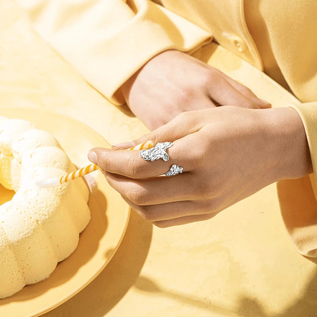 Vincent Archaïsche Shadow Solv Ring bij de hand, zilveren organische ring in lichte, moderne setting. Model vj105-horloge-001.